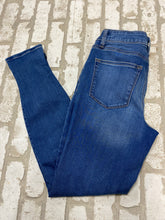 Load image into Gallery viewer, Maurices distressed Jeans (M-short)
