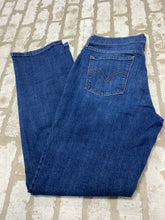 Load image into Gallery viewer, Levi Jeans (10)
