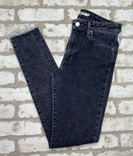 Load image into Gallery viewer, Levis 721 High Rise Skinny- (Size 27")

