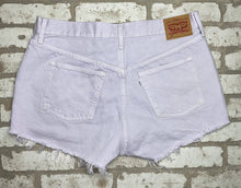 Load image into Gallery viewer, Levi’s 501 Shorts/ (Size 33”)
