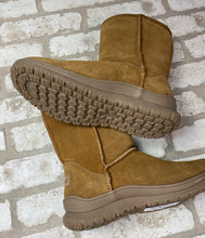 Load image into Gallery viewer, Minnetonka Chestnut Boot NEW!- (Size 6)
