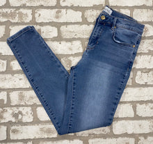 Load image into Gallery viewer, Nicole Miller High Rise Skinny- (Size 8)
