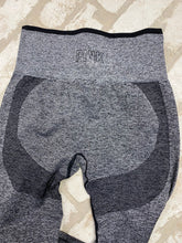 Load image into Gallery viewer, Love Pink Leggings- (XS)
