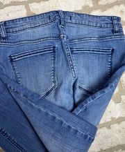 Load image into Gallery viewer, Eunina High Rise Skinny Crop- (Size 7)
