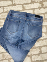 Load image into Gallery viewer, Nicole Miller High Rise Skinny- (Size 8)

