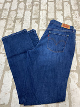 Load image into Gallery viewer, Levi Jeans (10)
