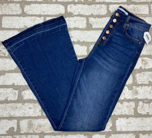 Load image into Gallery viewer, Celebrity Pink Flare- (Size 5)
