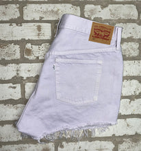 Load image into Gallery viewer, Levi’s 501 Shorts/ (Size 33”)
