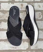 Load image into Gallery viewer, Clarks Mira Isle Sandals- (Size 6.5)
