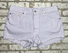 Load image into Gallery viewer, Levi’s 501 Shorts/ (Size 33”)
