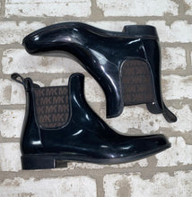 Load image into Gallery viewer, MK Charm Gore Rain Boot- (Size 9)
