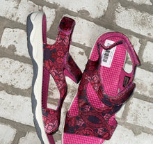 Load image into Gallery viewer, Explore24 Esyogala Sandals- (Size 8.5)
