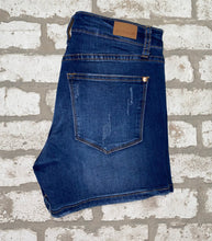 Load image into Gallery viewer, Judy Blue Shorts- (Size S/28")
