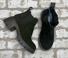 Load image into Gallery viewer, Steve Madden Howler- (Size 6.5)
