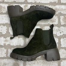 Load image into Gallery viewer, Steve Madden Howler- (Size 6.5)
