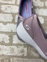 Load image into Gallery viewer, Skechers Wide Fit Arya-Shine NEW!- (Size 8)
